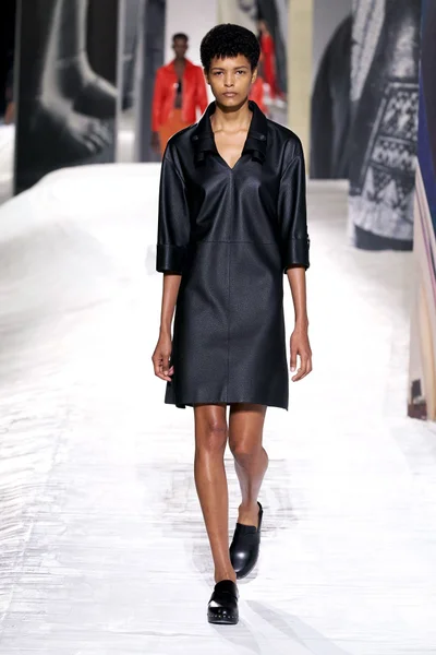 Look 16